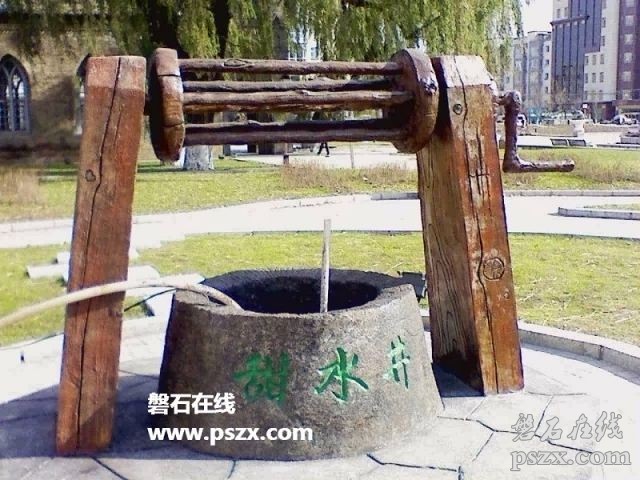 秋日午后的东来广场的教堂