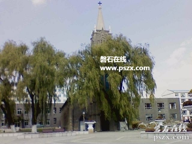 秋日午后的东来广场的教堂