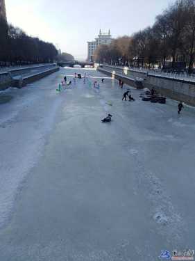 东北石城就这样，冬季滑冰打雪仗，你 ...