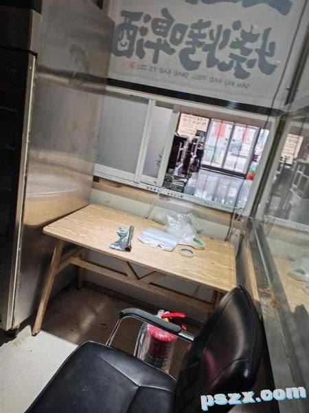 市内有一烧烤店 一二层 200平 设备齐全含十个月房租 
