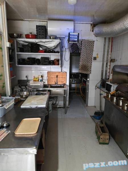 市内有一烧烤店 一二层 200平 设备齐全含十个月房租 